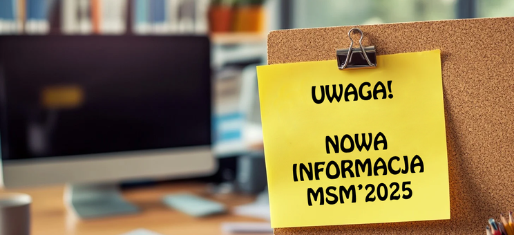 Stanowisko biurowe, na pierwszym planie notatka na tablicy korkowej